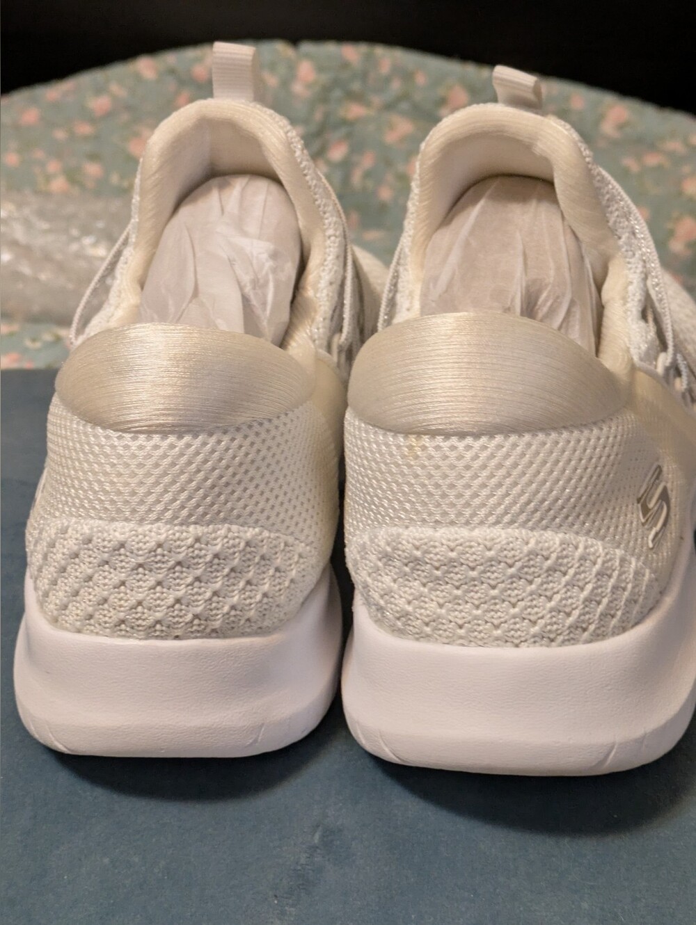 Skechers White & Cream Slip-On Sneakers. Size 8 - Picture 5 of 10